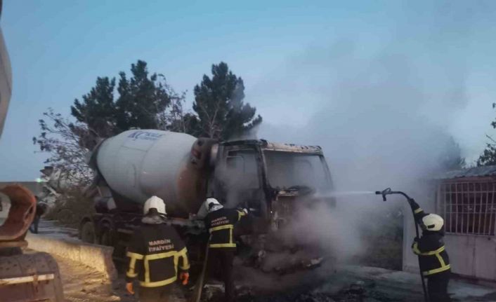 Seyir halindeki beton mikseri alev alev yandı