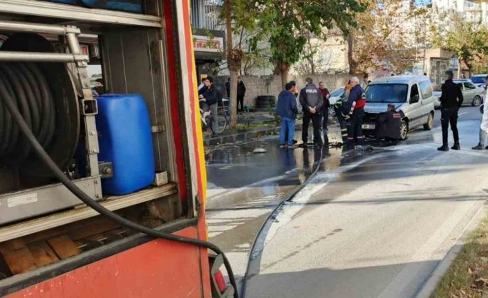 Seyir halindeyken yanan otomobili itfaiye söndürdü