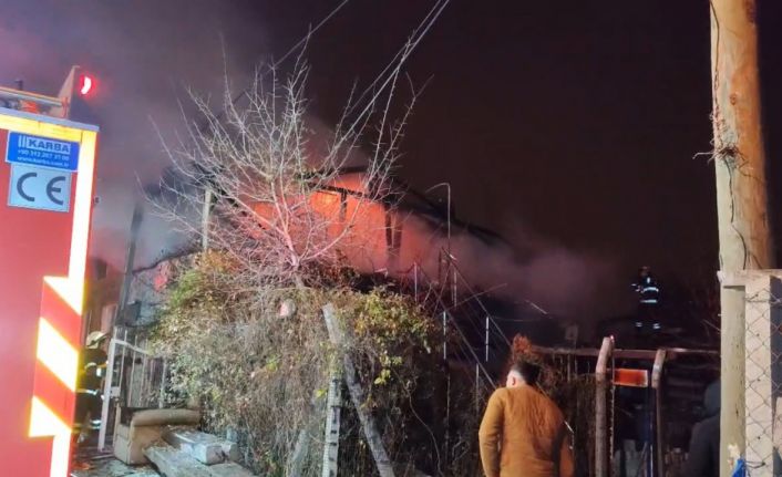 Sigortadan çıkan yangın müstakil evi küle çevirdi