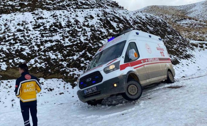 Siirt’te karda mahsur kalan ambulans, İl Özel İdaresi ekiplerince kurtarıldı