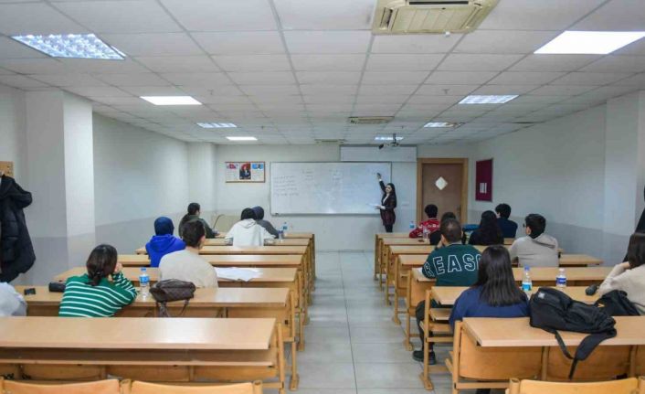 Sınav yolunda gençlere Esenyurt Belediyesi’nden eğitim desteği