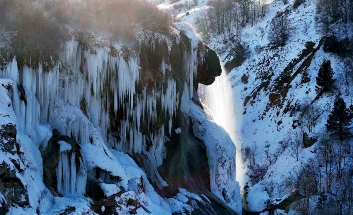 Sivas’ta hayat dondu, ünlü şelalede dev buz sarkıtları oluştu