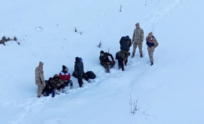 Sosyal medya paylaşımından yola çıkan ekipler kaçak göçmenleri yakaladı