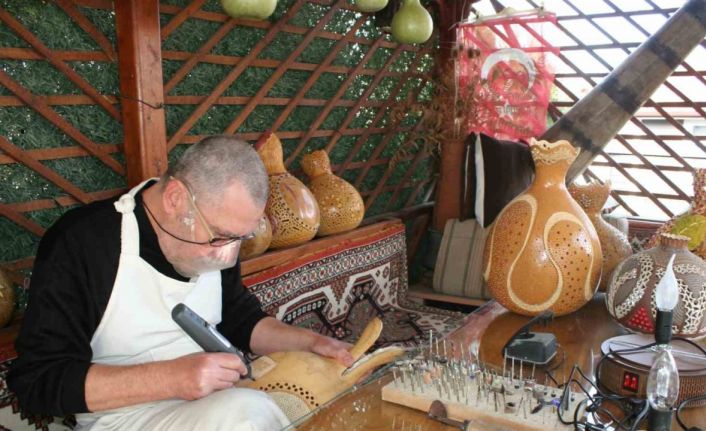 Su kabağından yaptığı süs eşyalarını birçok ülkeye satıyor