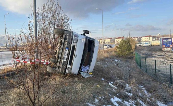 Su yüklü minibüs yan yattı, kazada sürücü yaralandı