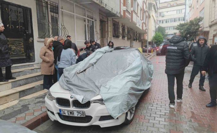 Sultangazi’de üzerine çakıldığı otomobilin cam tavanı kırılınca içine düştü