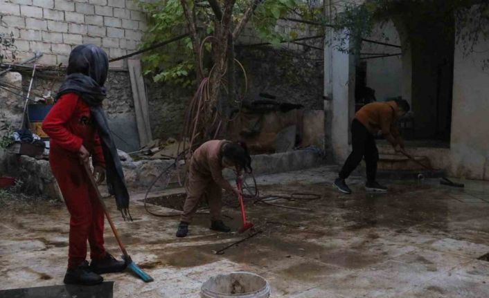 Suriye’den kaçarak Türkiye’ye sığınan aile 8 yıl sonra evine döndü