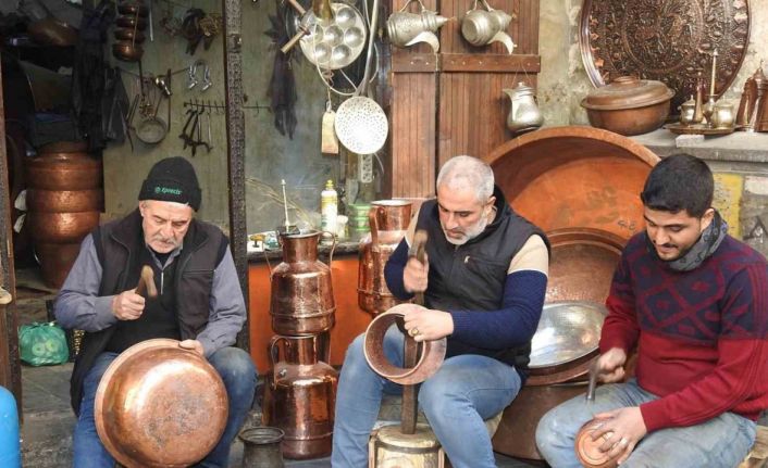 Suriyeli bakırcı ustası ve çocukları, mesleğe ülkelerinde devam edecek