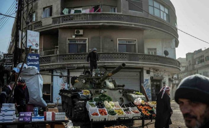 Suriyeli esnaf Esad’ın bomba yağdırdığı tankı manav tezgahına çevirdi