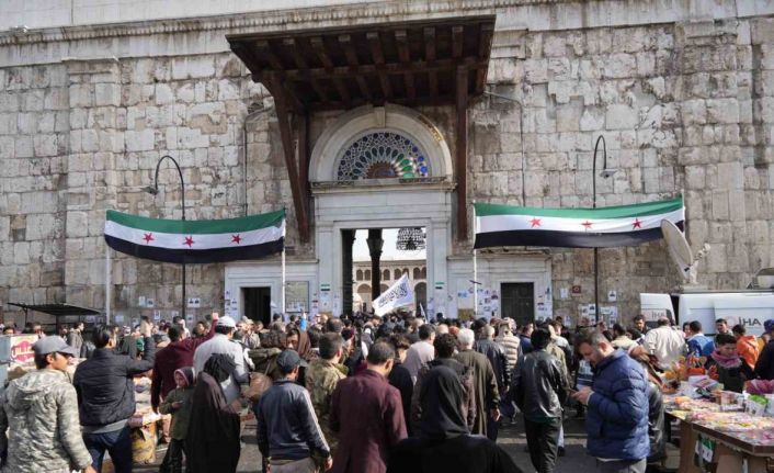 Suriyeliler cuma namazı için Emevi Camii’ne akın etti