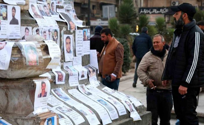 Suriyeliler, Merce Meydanı’na astıkları fotoğraflarla yakınlarını arıyor