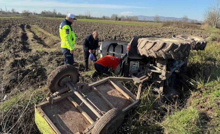 Tarla yolunda sürücüsünün kontrolünden çıkan traktör devrildi: 1 yaralı