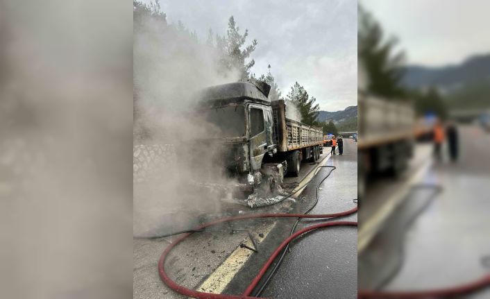 Tarsus’ta seyir halindeki tırın dorsesi yandı