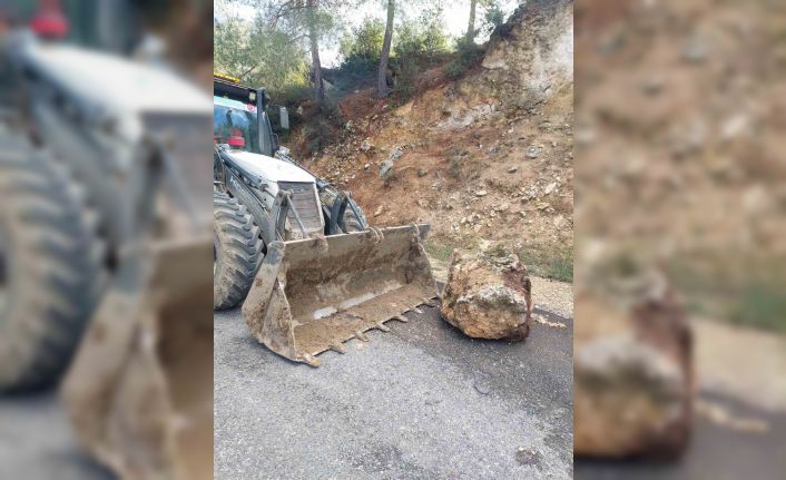 Tarsus’ta yola düşen kayaları belediye kaldırdı