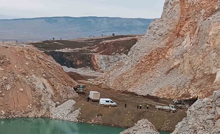 Taş ocağında devrilen iş makinesinin altında kalan işçi hayatını kaybetti