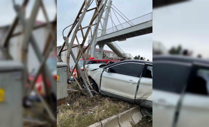 Tatvan’da otomobil direğe çarptı: 1 yaralı