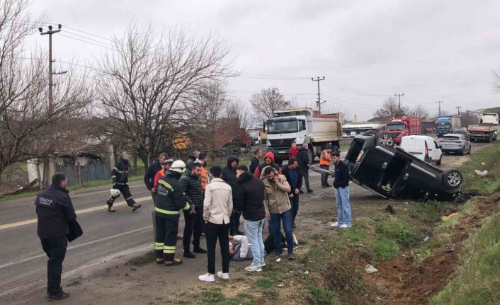 Tekirdağ’da virajda kayan araç takla attı: 2 yaralı