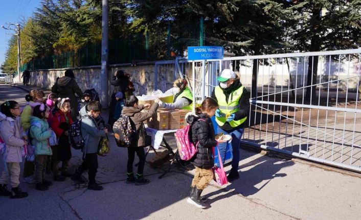 Tepebaşı’ndan ilkokul öğrencilerine beslenme desteği devam ediyor