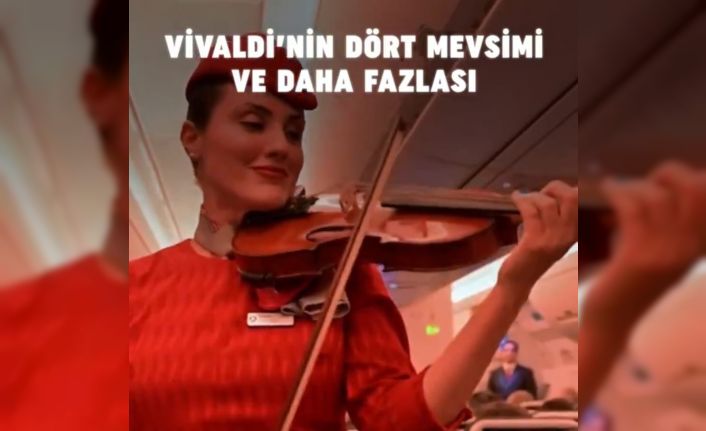 THY’nin Sidney uçuşunda kabin memurları yolculara mini konser verdi