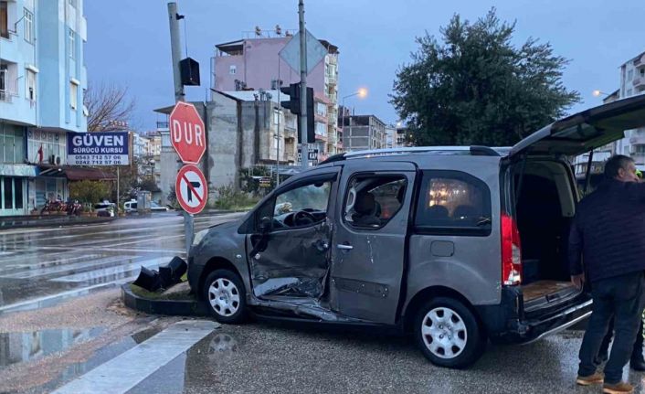 Ticari araç ile minibüs kavşakta çarpıştı