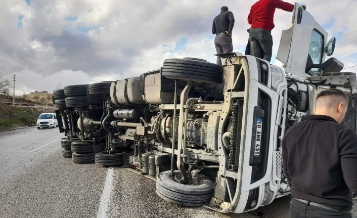 Tır kayganlaşan yolda devrildi; 1 yaralı