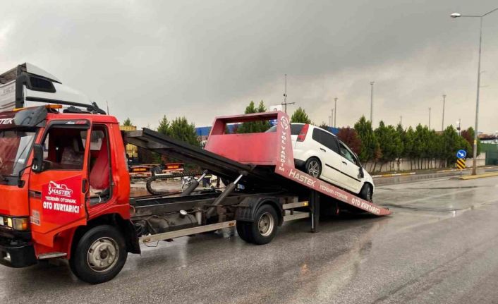 Tıra çarpan otomobilin sürücüsü yaralandı