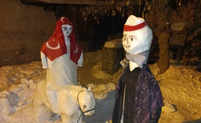 Torunu mutlu olsun diye kardan heykeller yaptı