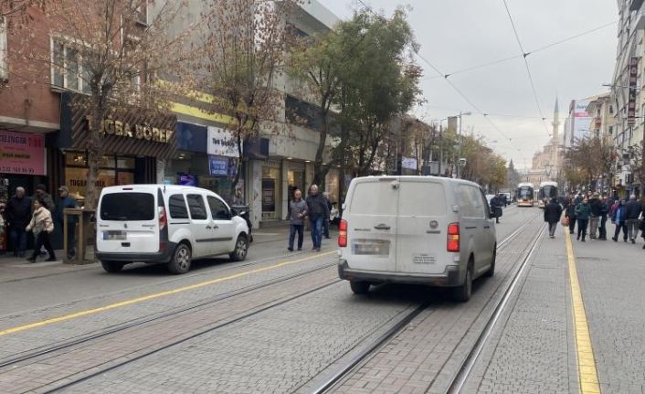 Trafiğe kapalı caddede seyrediyor, otopark gibi kullanıyorlar