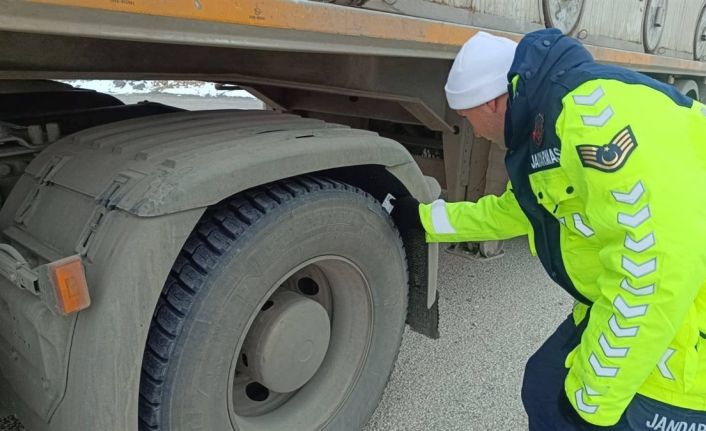 Trafik jandarmasından kış lastiği uygulaması denetimleri