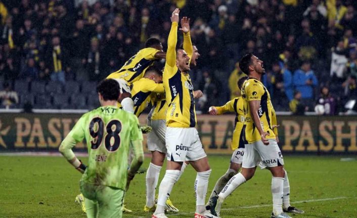 Trendyol Süper Lig: Fenerbahçe: 1 - Başakşehir: 0 (İlk yarı)