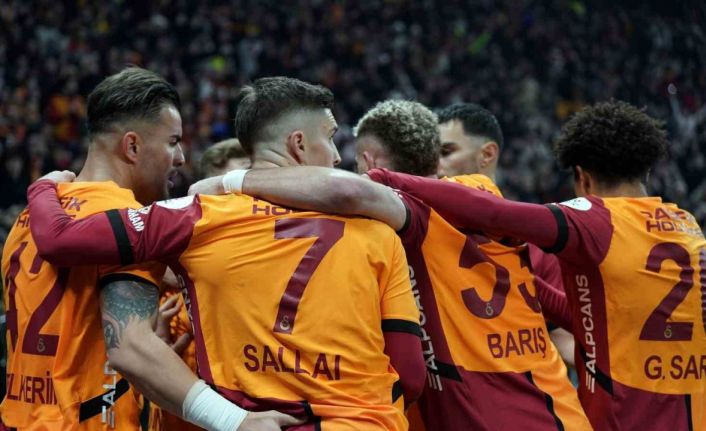 Trendyol Süper Lig: Galatasaray: 2 - Trabzonspor: 1 (İlk yarı)