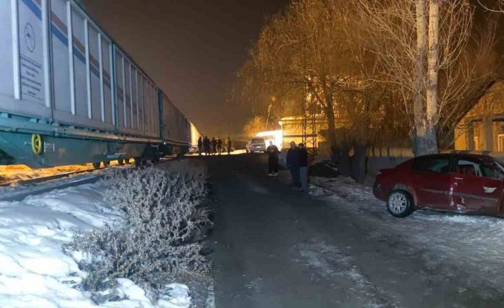 Trenin çarptığı otomobilin sürücüsü yara almadan kurtuldu