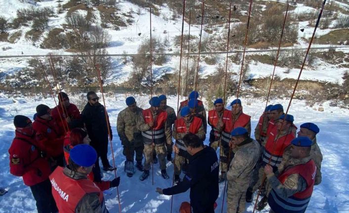 Tunceli’de jandarmaya çığda arama kurtarma eğitimi verildi