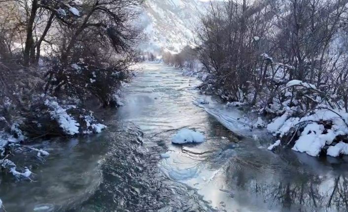 Tunceli’de, Pülümür Çayı yer yer buz tuttu