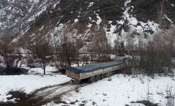 Tunceli’de şeker yüklü tır şarampole yuvarlandı