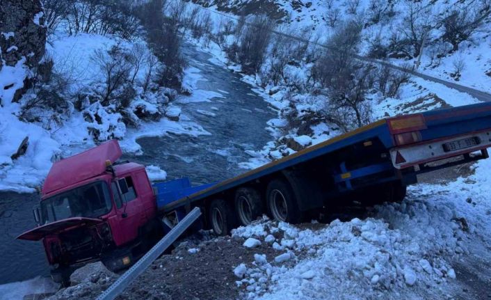 Tunceli’de tır dereye uçtu