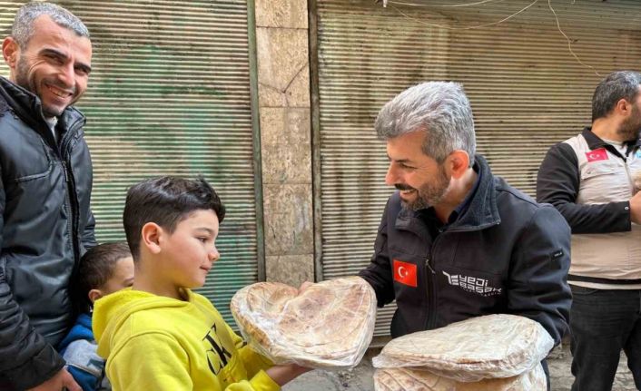 Türk yardım gönüllüleri Halep’te ekmek ve yemek dağıttı