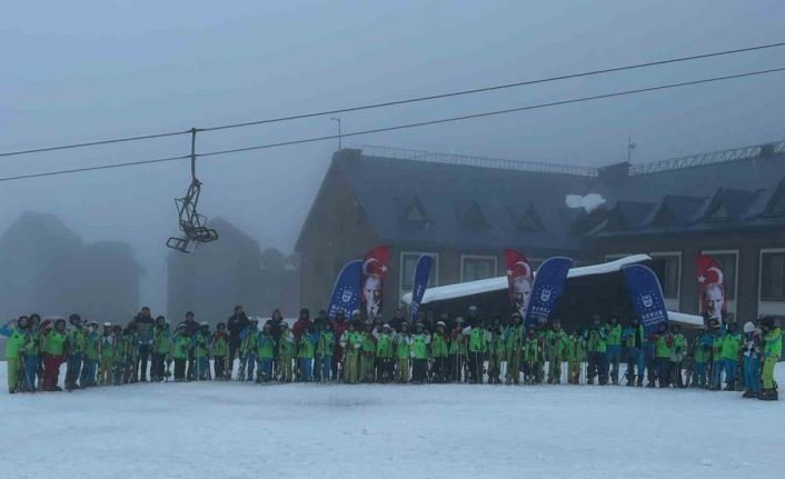 Uludağ’da öğrencilerin kayak heyecanı