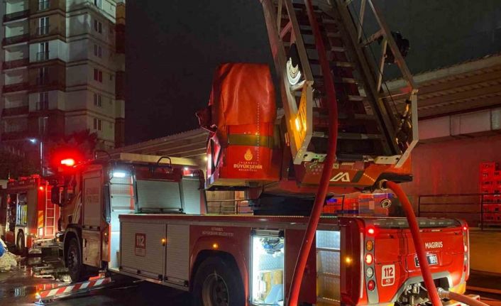 Ümraniye’de AVM’de korkutan yangın