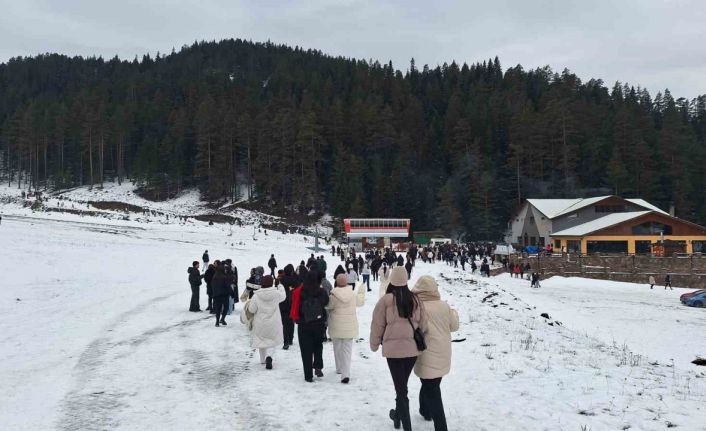 Üniversite öğrenileri Ilgaz Dağı’nda karın tadını çıkardı