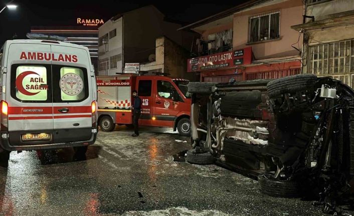 Uşak’ta otomobille çarpışan cip elektrik panosuna çarpıp devrildi: 2 yaralı