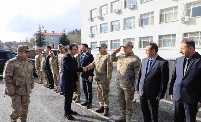 Vali Karakaya, Mehmetçik’in ailesi ile görüntülü görüştü