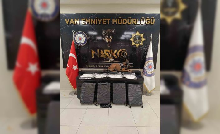 Valizin gizli bölmesindeki uyuşturucuyla uçağa binmek isteyen 2 kişi yakalandı