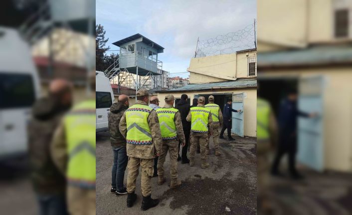 Van’da 5 düzensiz göçmen ile 4 organizatör yakalandı