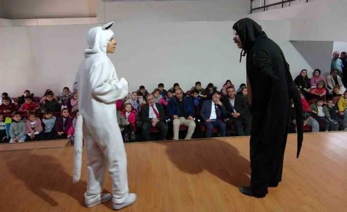 Van’da anaokulu öğrencilerine tiyatro