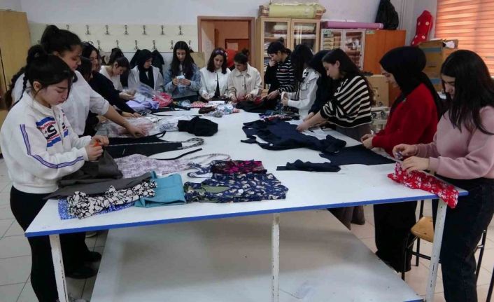 Van’da moda tasarım öğrencileri ihtiyaç sahibi olanlar için dikiyorlar