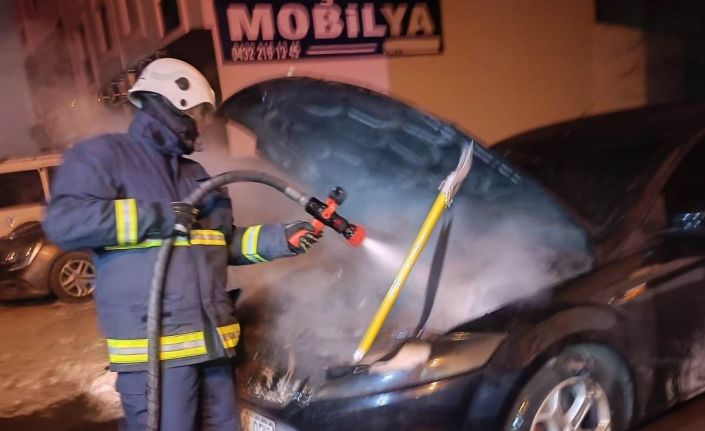 Van’da park halindeki otomobilde yangın