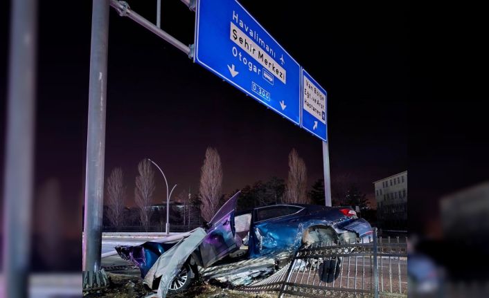 Van’da refüje çarpan otomobilin sürücüsü yarandı