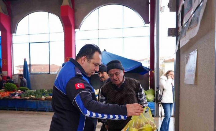 Vatandaş aldığı ürünün kilosunu kontrol ediyor