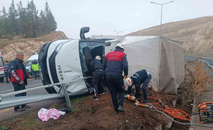 Virajı alamayan kamyonet devrildi, sürücü ağır yaralandı